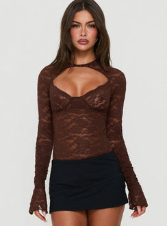 Showcasing the Giallo Long Sleeve Bodysuit Brown womens-bodysuit with full sleeves front view of model wearing Princess Polly