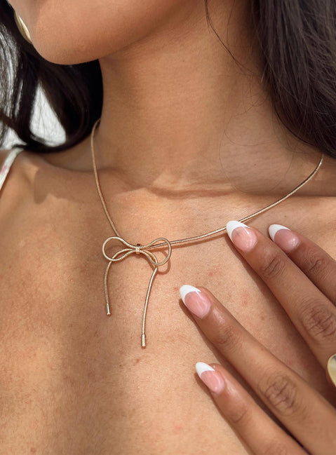 Gold-toned necklace Bow detail, lobster clasp fastening