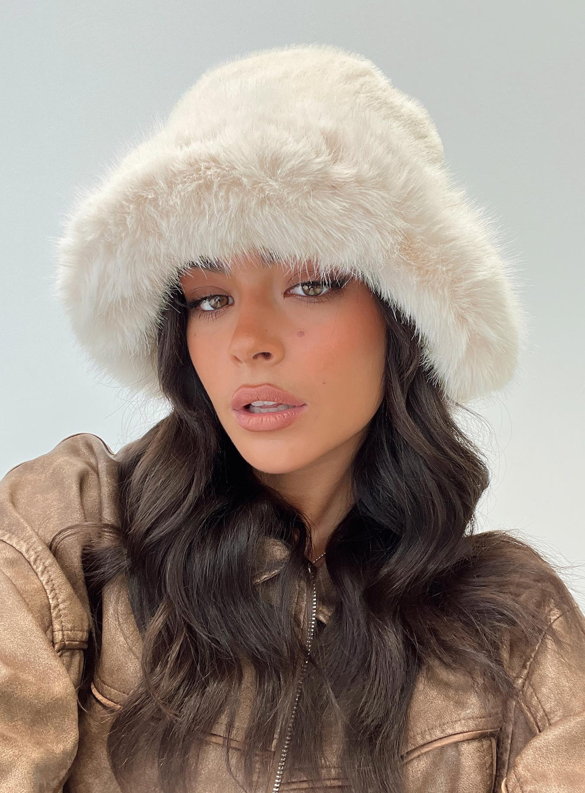 Plush bucket hat Short soft brim, fully lined