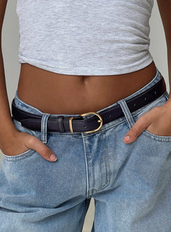 Faux leather belt black Gold-toned hardware, buckle fastening&nbsp;