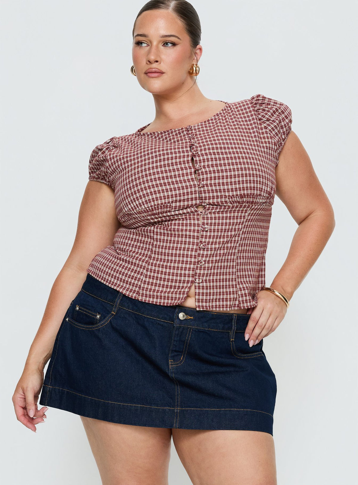   front view of model wearing Princess Polly Warna Low Rise Denim Mini Skirt Dark Wash Curve Mini Skirts Skirts 