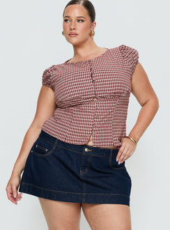   front view of model wearing Princess Polly Warna Low Rise Denim Mini Skirt Dark Wash Curve Mini Skirts Skirts 
