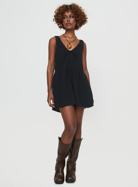 Romper Fixed shoulder straps, v-neckline, tie fastening at bust, invisible zip fastening at side, twin hip pockets Non-stretch material, unlined 