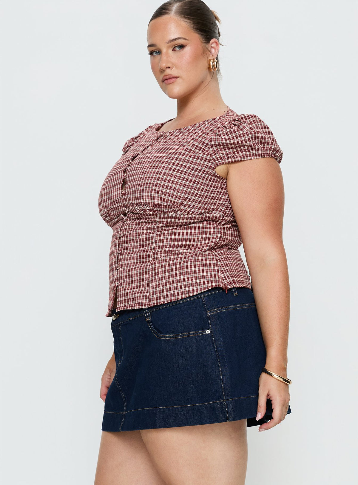   side view of model wearing Princess Polly Warna Low Rise Denim Mini Skirt Dark Wash Curve Mini Skirts Skirts 