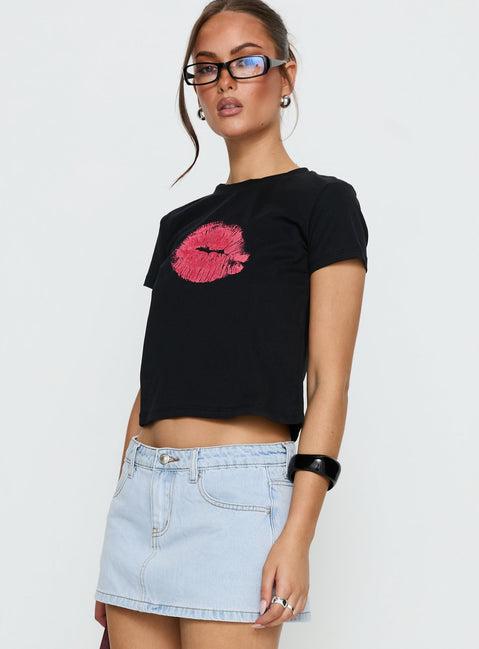 Kiss Kiss Graphic Baby Tee Black