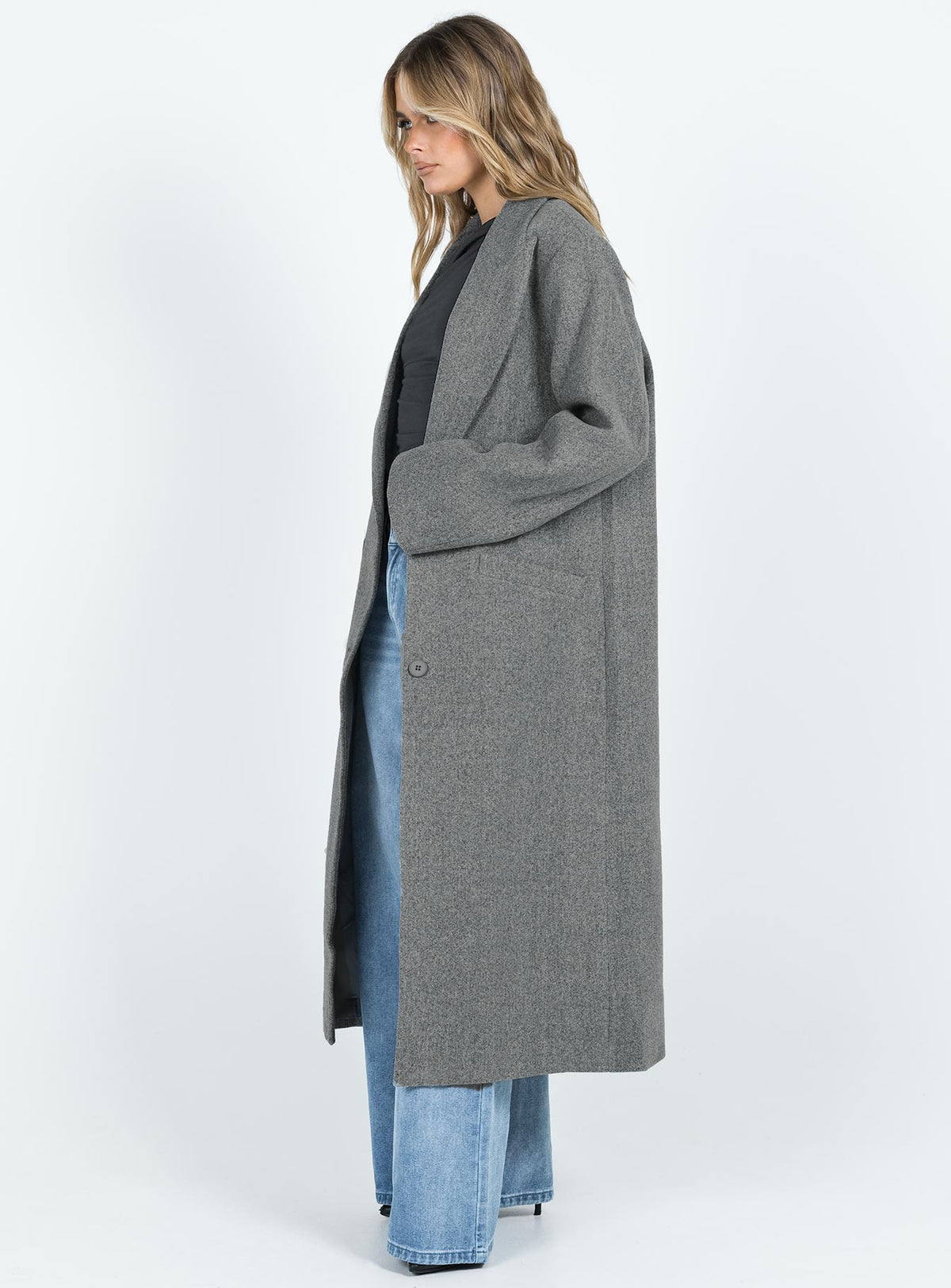 Coat Lapel collar Button fastening at front Front pockets