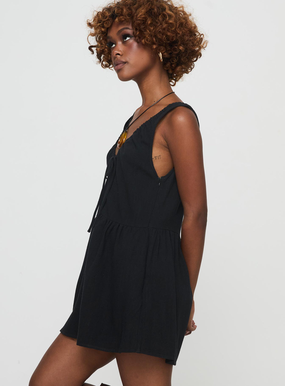 Romper Fixed shoulder straps, v-neckline, tie fastening at bust, invisible zip fastening at side, twin hip pockets Non-stretch material, unlined 
