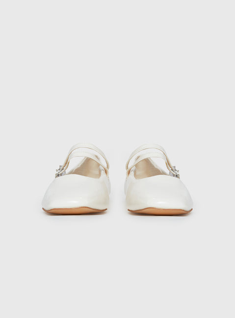 Billini Finnegan Ballet Flats Bone Patent