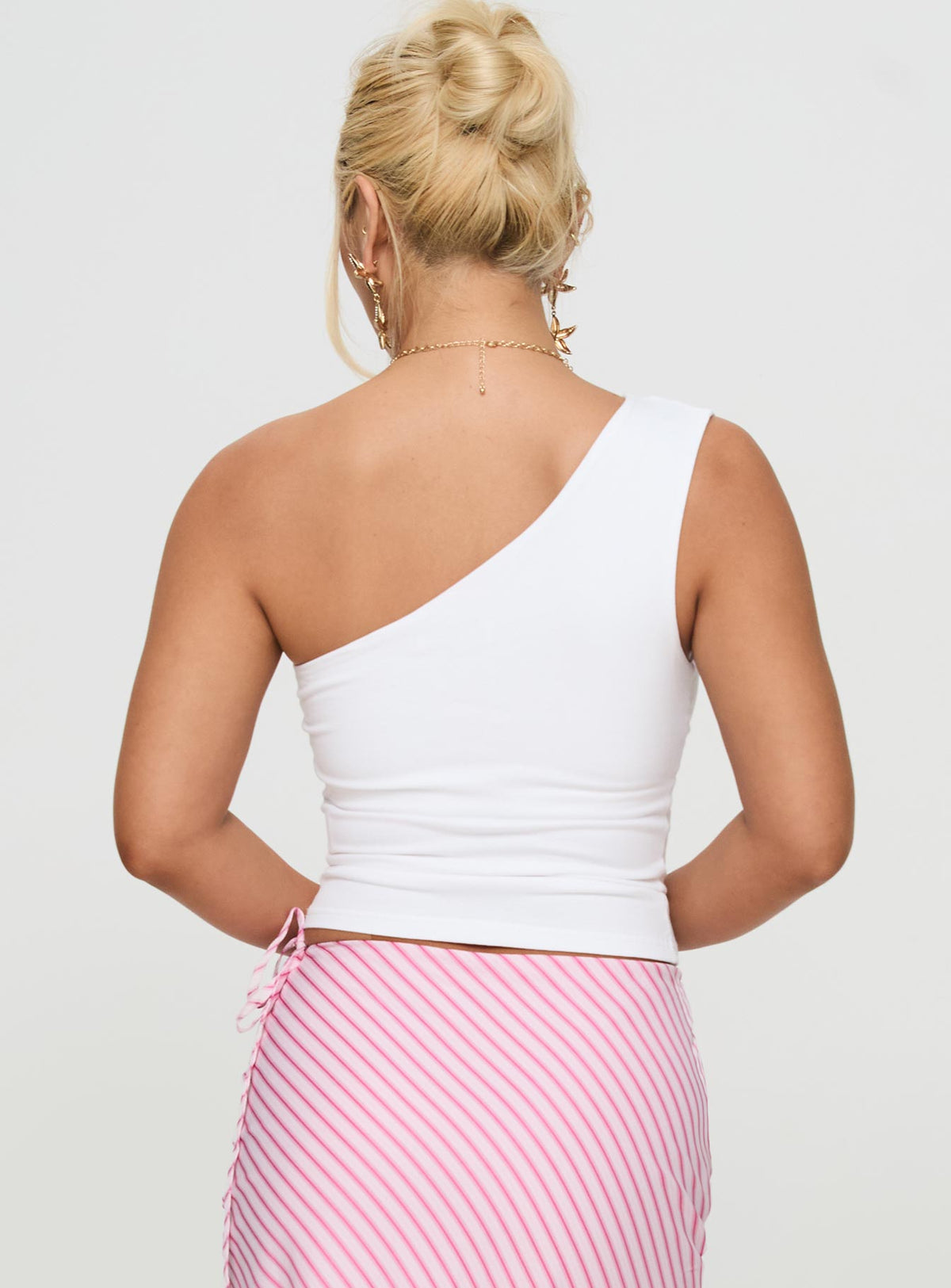 back view of model wearing Princess Polly Huxlee One Shoulder Top White Floral Sleeveless Asymmetric Neckline 