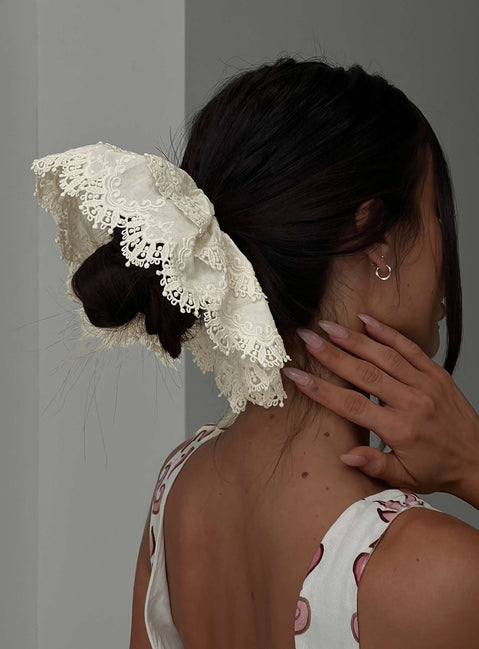 Finlea Scrunchie Cream